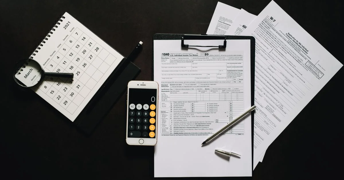 Vista plana de herramientas financieras para la preparación de impuestos, incluyendo formularios, calculadora y calendario.