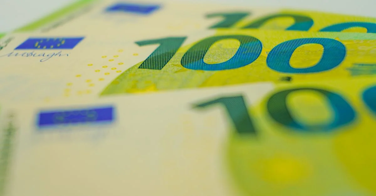 Billetes de euro en primer plano con enfoque en la denominación de 100. Perfecto para temas financieros.