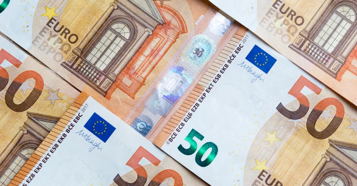 Primer plano detallado de múltiples billetes de euro superpuestos, que representan temas de moneda y finanzas.