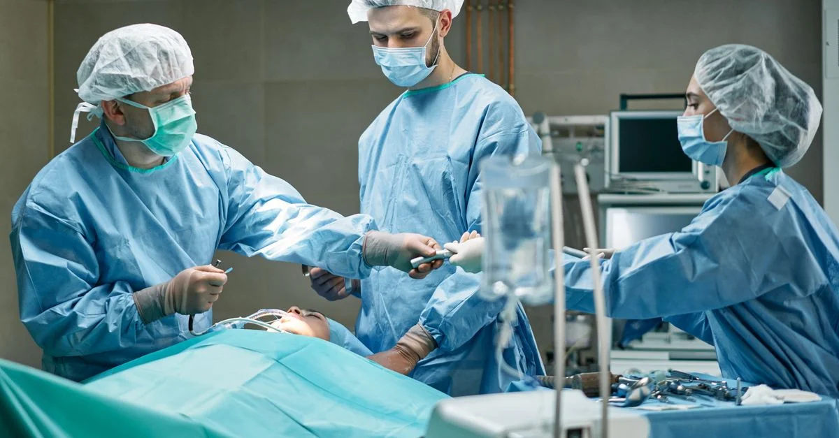 Equipo médico realizando cirugía en quirófano bien equipado con enfoque.