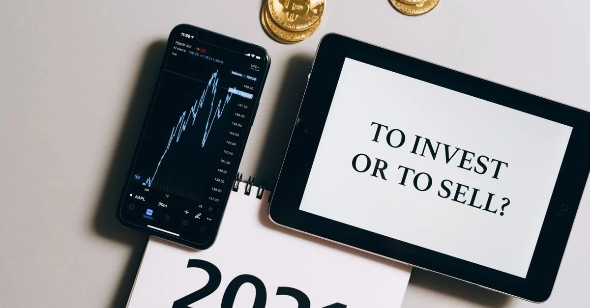 Vista desde arriba de una tablet, smartphone con gráfico, monedas de Bitcoin simbolizando opciones de inversión para 2021.
