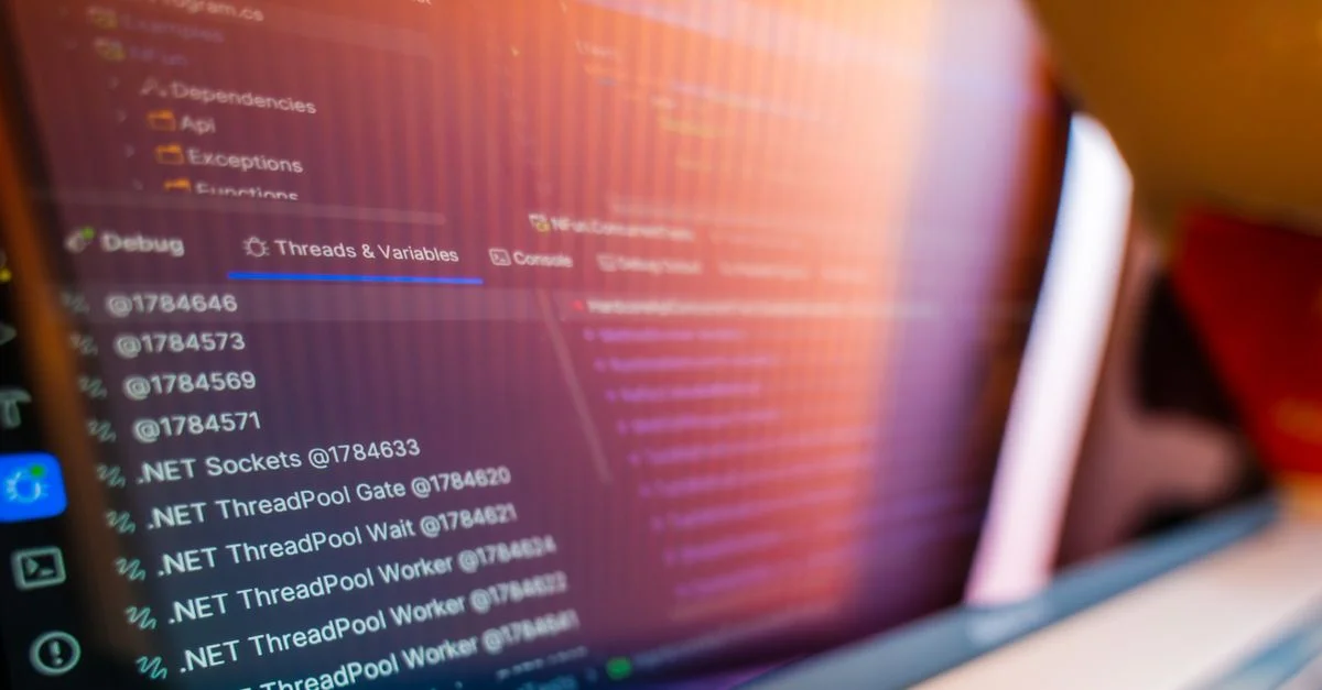 Vista enfocada de una pantalla de ordenador mostrando código e información de depuración.