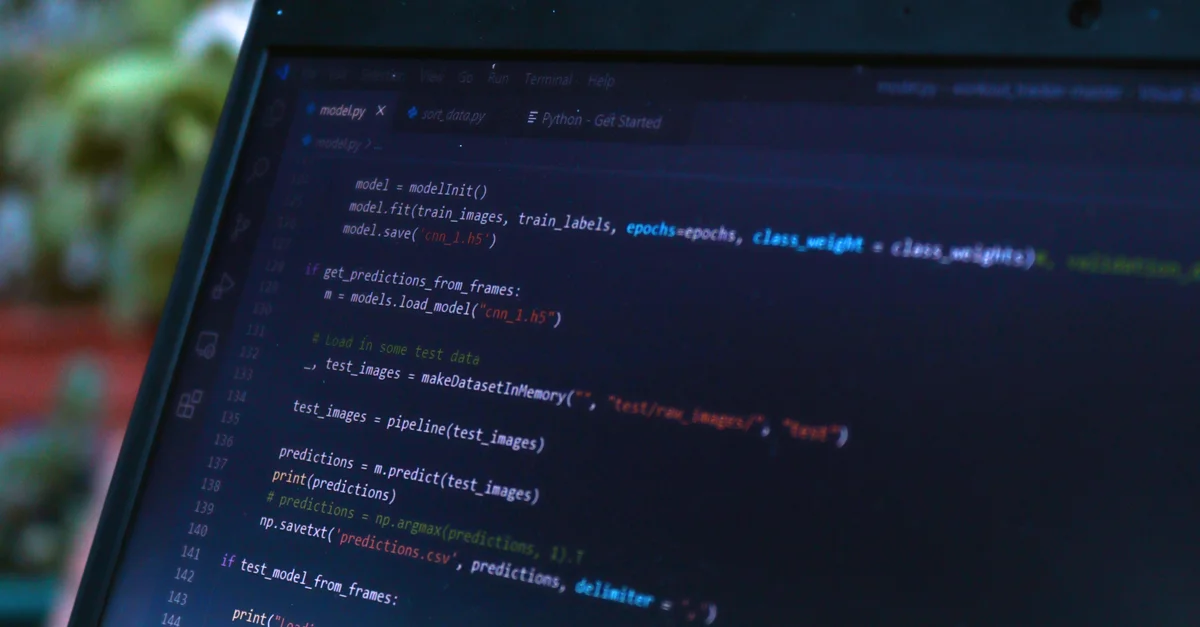 Vista en primer plano de una pantalla de computadora mostrando código en un entorno de desarrollo de software.