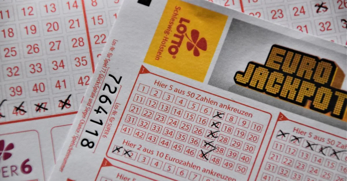 Primer plano detallado de un billete de lotería EuroJackpot con los números seleccionados en foco.
