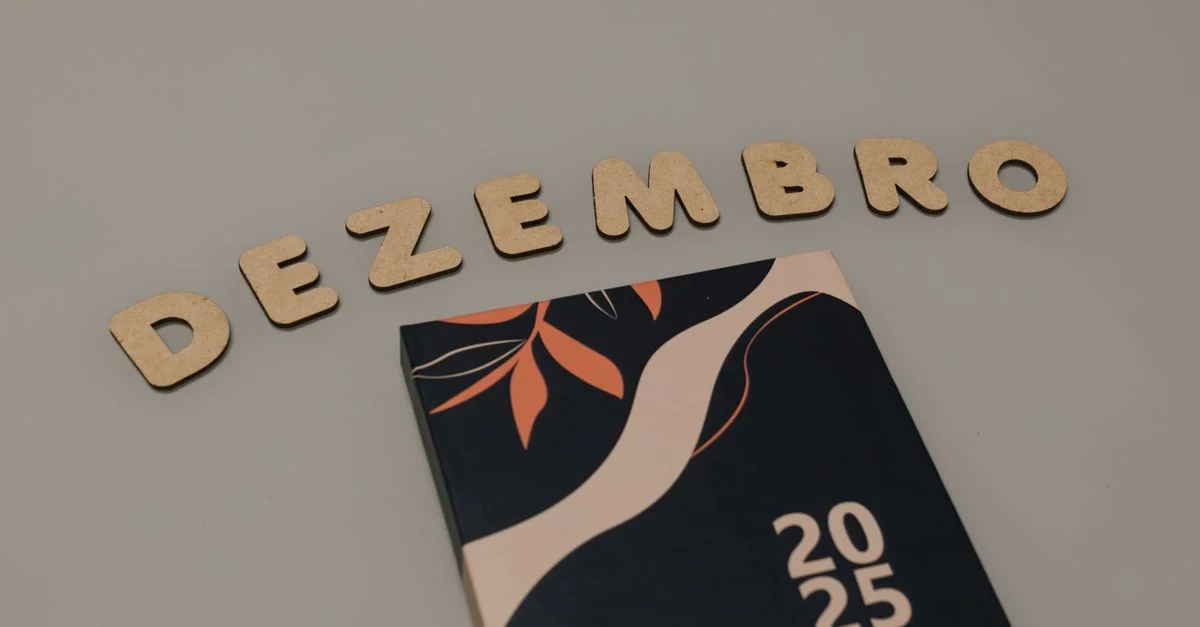 Calendario elegante con diciembre en portugués y diseño elegante para 2025.