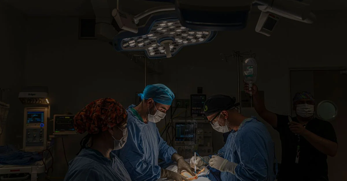Un equipo quirúrgico realiza una operación en un quirófano bien equipado de un hospital en México.