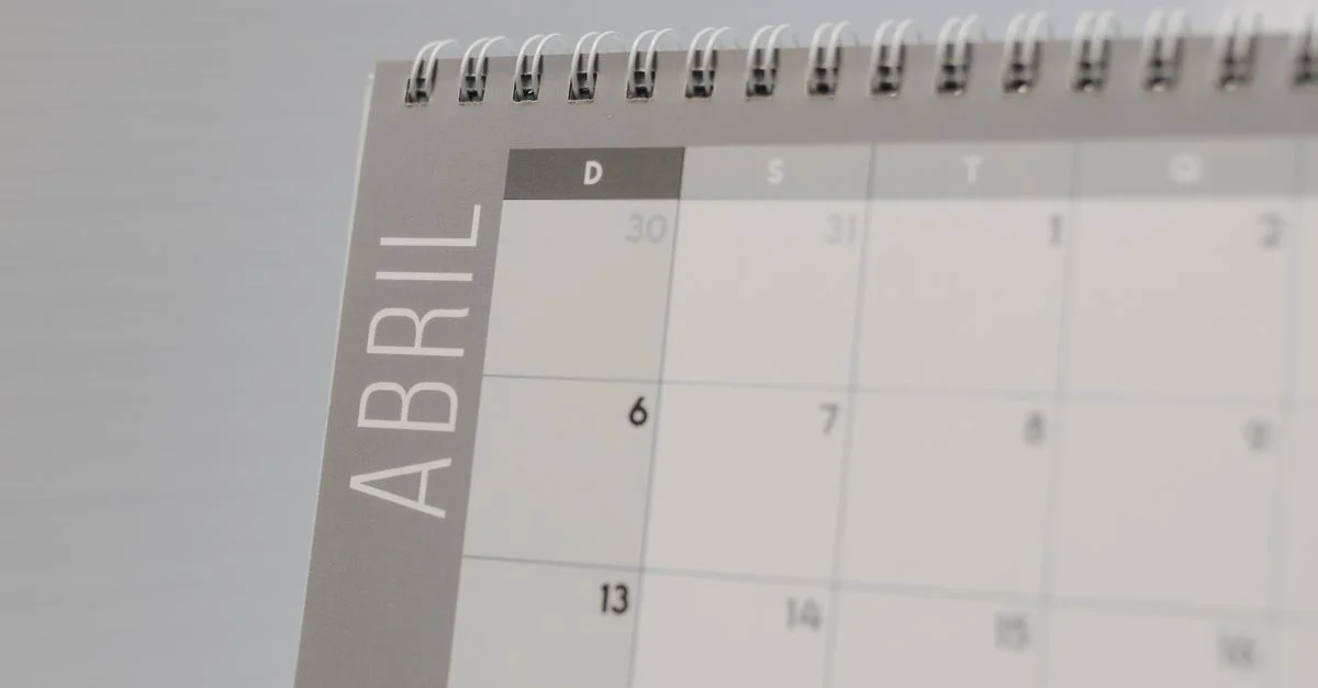 Calendario en espiral abierto hasta abril en español, centrado en fechas y diseño.