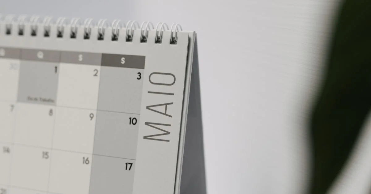 Página de calendario de mesa minimalista que muestra el mes de mayo en portugués.