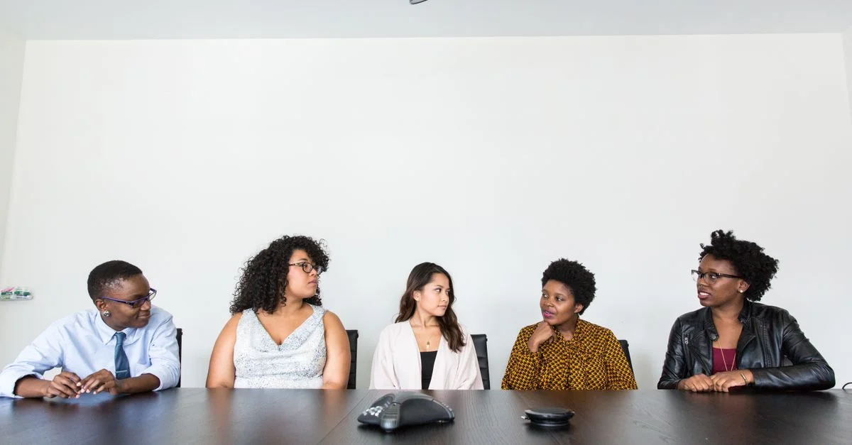 Un grupo diverso de profesionales teniendo una reunión en un entorno de oficina moderno. Trabajo en equipo y colaboración.