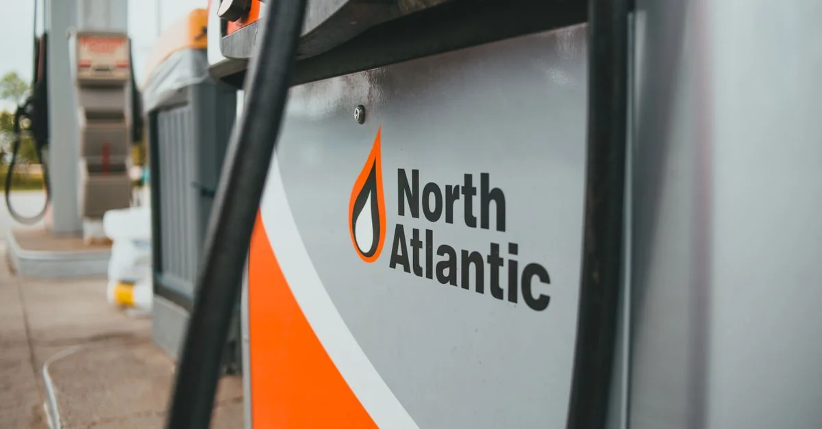 Vista detallada de un dispensador de combustible del Atlántico Norte en una gasolinera al aire libre.