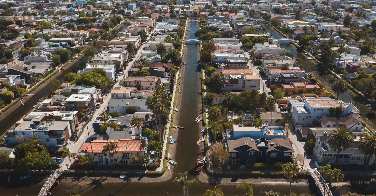 Una impresionante vista aérea del distrito de los Canales de Venecia en Los Ángeles en un día soleado.