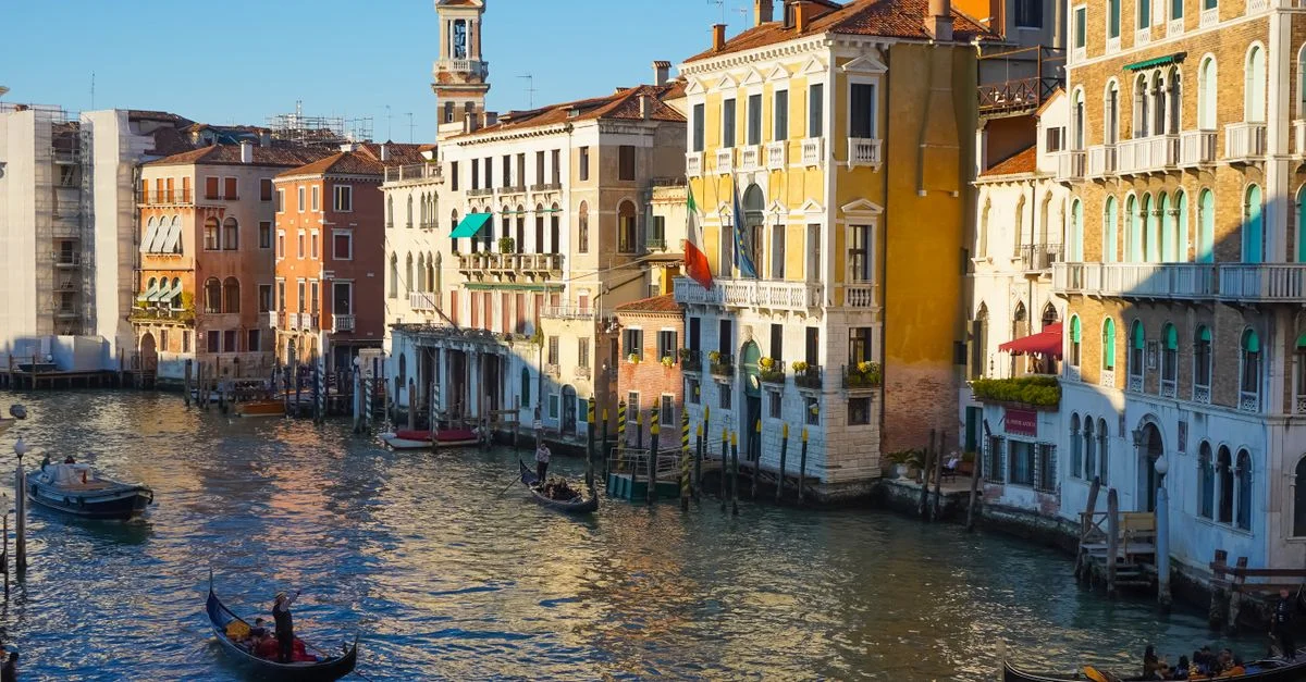 Vista panorámica de las góndolas navegando por los canales históricos de Venecia, Italia.