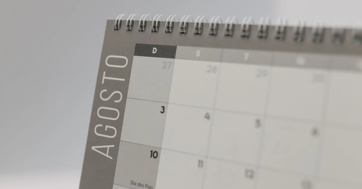 Primer plano detallado de un calendario encuadernado en espiral que muestra el mes de agosto.