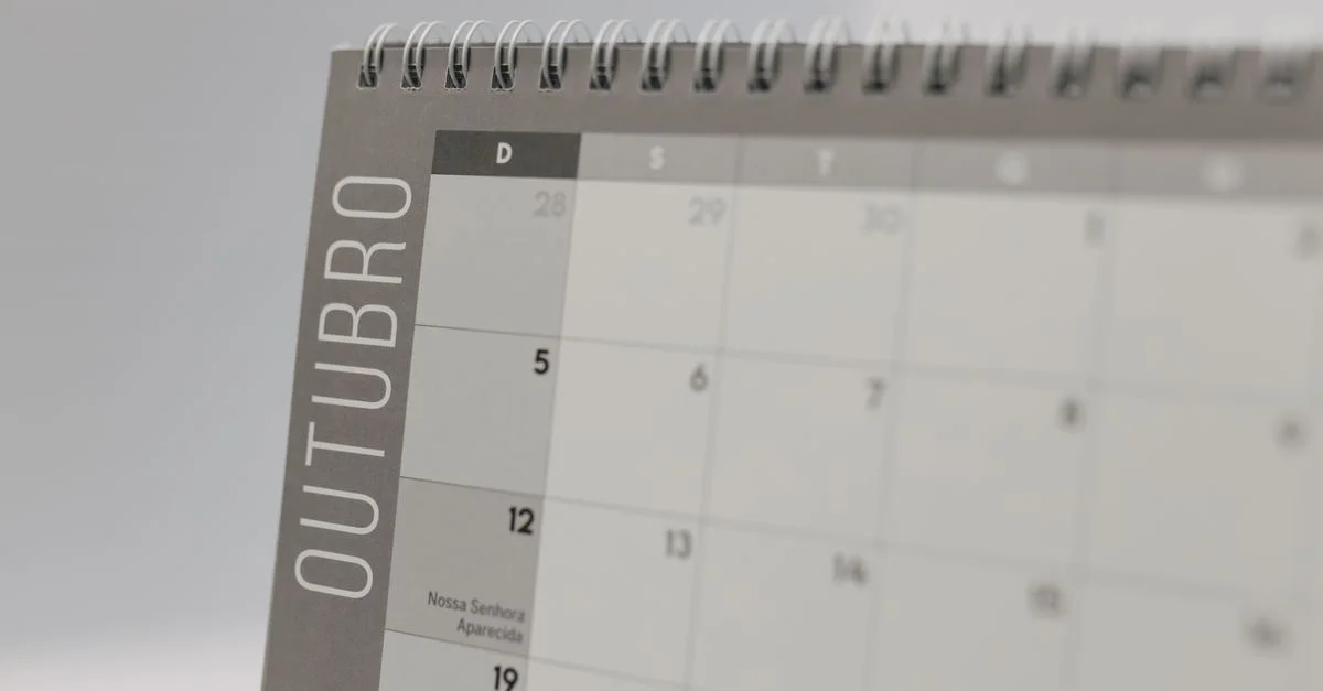 Una vista de primer plano de un calendario de escritorio que muestra el mes de octubre con encuadernación en espiral.